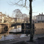 859541 Gezicht op de Weerdbrug over de Stadsbuitengracht te Utrecht, vanaf de Nieuwekade.